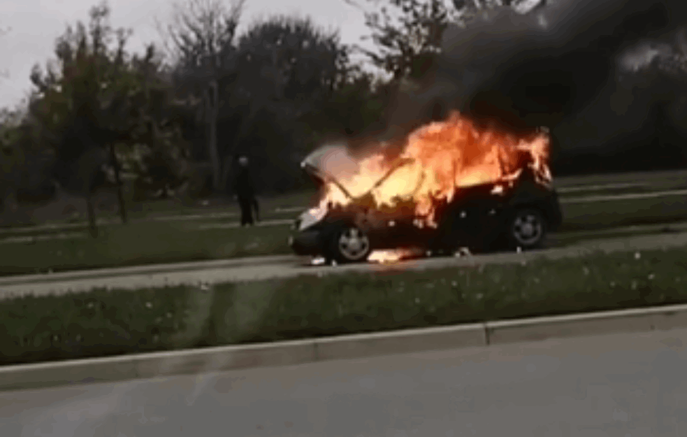 '<span style='color:red;'><b>AUTO BUKTINJA</b></span>' U NOVOM SADU: Vozilo se ZAPALILO u toku vožnje, vozač se spasao, NIKO DA STANE i POMOGNE (VIDEO)